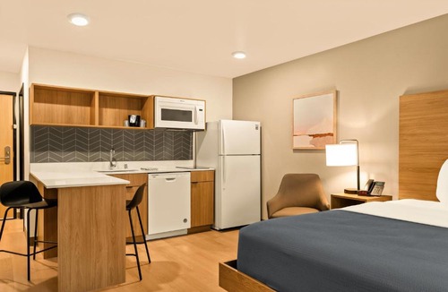 Glendale Hotel | LivAway Suites Phoenix-Glendale