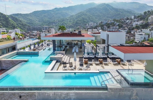 Emiliano Zapata Condo | Loft 268 Retreat | Rooftop Pool, Bar & Gym