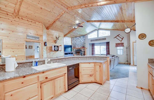 Big Bear Lake Cabin | Log Style Cabin in Moonridge, 3bd, 3ba, Sleeps 9, Walk To Slopes, Ntl. Forest