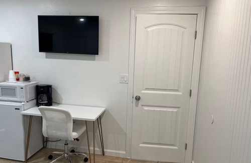 Maryvale House | Lucy's Private Room with Double Shower