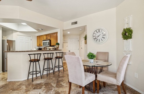 Villa De Paz Condo | Lush 2-bedroom condo w/WiFi, AC, gym, near State Farm Arena, Shopping and more!