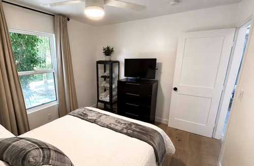 Garfield House | Lux 1-Bed Casita w/Patio, Laundry+FREE Gtd Parking