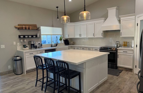 Peoria House | Lux 5BR Retreat Pool Gym Games Bar Patio Paradise
