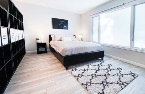 Winchester Bed & Breakfast | LUX 7BR/4BA Villa w/Heated Pool, next to the Strip