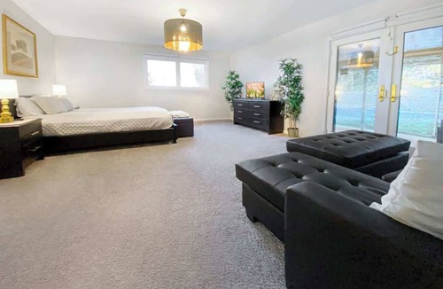 Winchester Bed & Breakfast | LUX 7BR/4BA Villa w/Heated Pool, next to the Strip