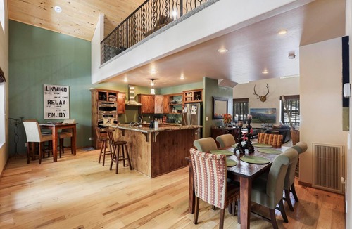 Heber House | Luxe Cabin | Hot-tub & Fire-pit | Forest Views