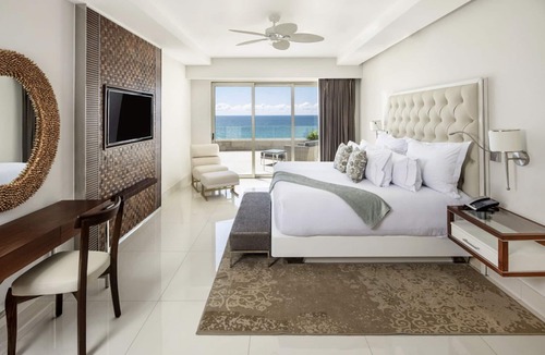 Cabo San Lucas Resort | Luxurious 3 Bedroom Oceanfront right on the beach of Cabo!