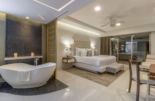 Cabo San Lucas Resort | Luxurious 3 Bedroom Oceanfront right on the beach of Cabo!