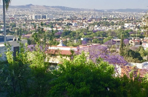 Queretaro House | Luxurious modern residence with security and excellent location