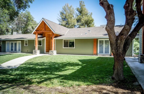 Three Rivers House | Luxurious riverfront property close to Sequoia National Park
