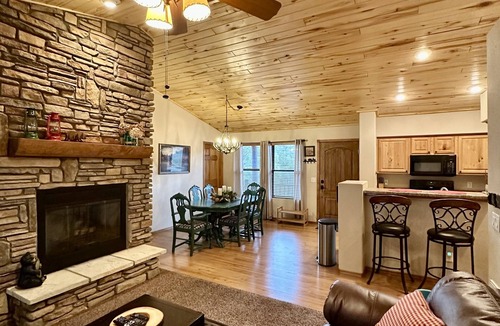 Show Low Cabin | Luxurious Year Round Retreat, Sleeps 6, Gorgeous Views!