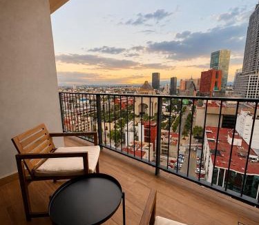 Cuauhtemoc Apartment | Luxury Apartment with Pool & Monument View