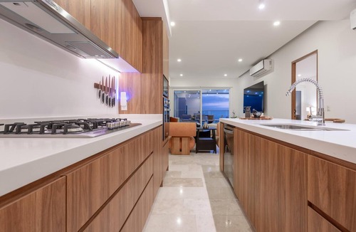 Las Glorias Condo | Luxury Beachfront Condo 3BD, Harbor 171 & 8 pools 3BD Condo for rent in North Ho