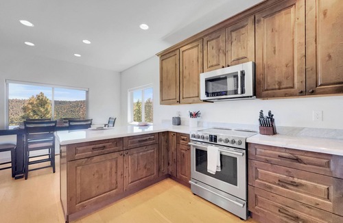 Strawberry House | Luxury Cabin Vibes | Hot Tub, Sunset Deck, & Forest Views