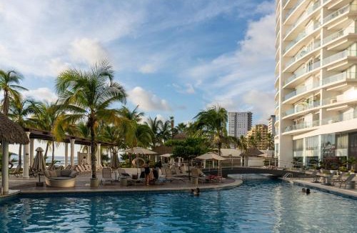 Zona Dorada Apartment | Luxury condo with balcony and front ocean view