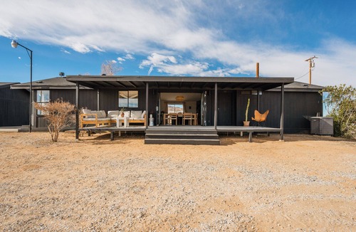 Landers House | Luxury Desert Home with 3 BR - Dog friendly