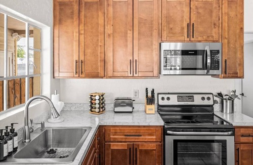Camelback East House | 🛁 Luxury Mid-Century Retreat | Hot Tub, Cold Plunge & Putting Green