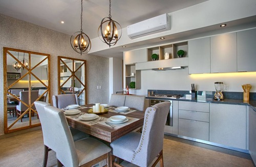 Emiliano Zapata Condo | Luxury Ocean View Condo | Pools, Hot Tubs, Gym, BBQ, Walk To The Beach