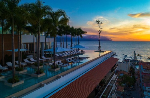 Romantic Zone Condo | Luxury Pier 57 Condo in Romantic Zone
