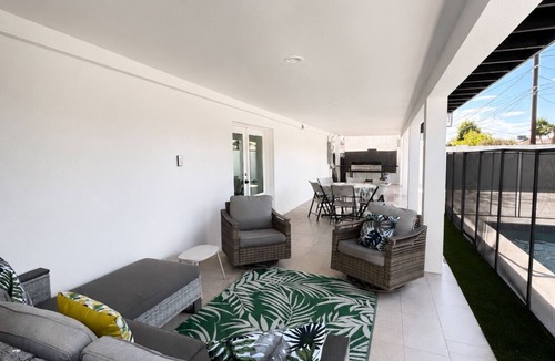 Alhambra House | Luxury Pool Home Near GCU Modern 5BR Retreat