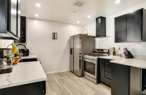 Campus Farm House | Luxury Retreat/3BR/BBQ/ Pool/Parking