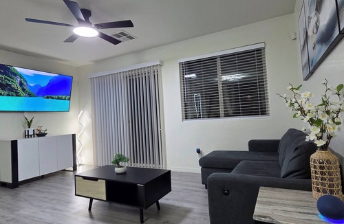 Sunrise Manor House | ⭐️⭐️⭐️⭐️⭐️ Luxury, Sleek & Modern Vibes!｜15 min to Downtown! ✅️