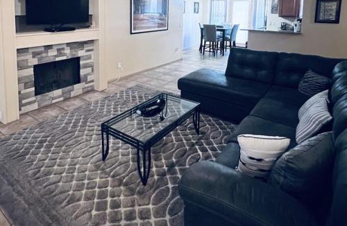 Villa De Paz House | Master king suite, Phoenix gem!