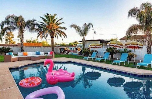Paradise Valley Ranchos House | Mini Golf | Themed | King Bed | RV Parking