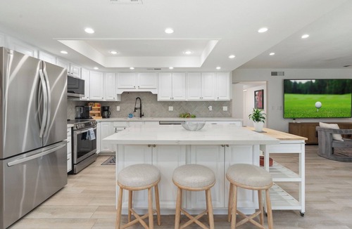 Covey House | Minutes from Shopping, Dining & Golf + Hot Tub