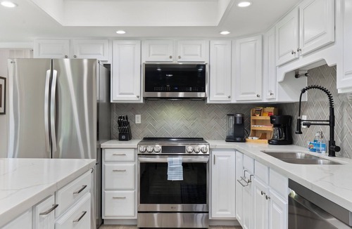 Covey House | Minutes from Shopping, Dining & Golf + Hot Tub