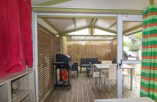 Pianotolli-Caldarello House | Mobile Home 'Chalet Confort Proche De La Mer' with Shared Pool, Private Terrace and Air Conditioning
