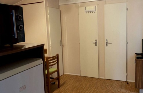 Vico House | Mobile Home with Terrace, 2 Bedrooms, Sleeps 4