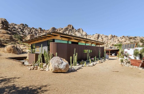 Pioneertown House | Mod West Ranch: 5-acre Boulder Playground