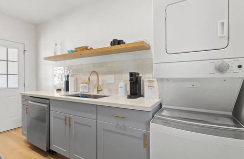 Encanto House | Modern 2-Story Midtown Loft + Covered Parking