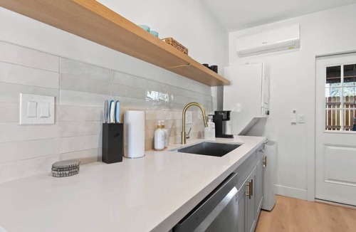 Encanto House | Modern 2-Story Midtown Loft + Covered Parking