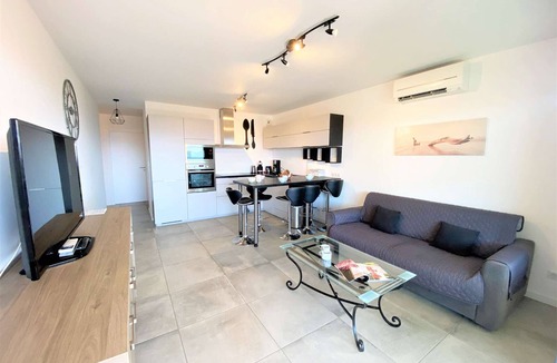Pietrosella Apartment | Modern 3-Room Apartment with Terrace - Sleeps 6