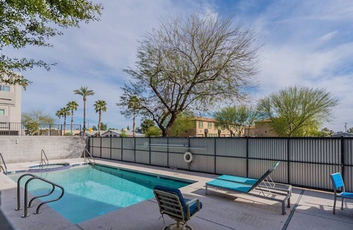 Alhambra House | Modern 3 Story | 3 En-suite Bed-Bath +Rooftop deck