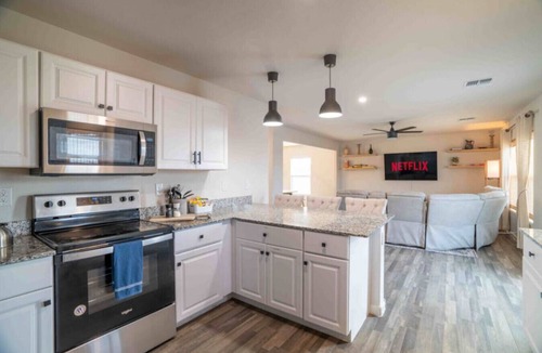Casa Grande House | Modern 4BR home in Casa Grande 65 inch TV