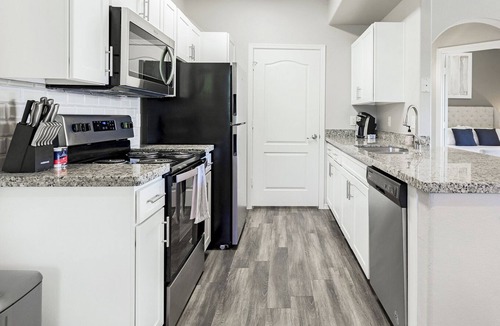 Cortaro Apartment | Modern Apartment in Prime Location (ID7329X53)