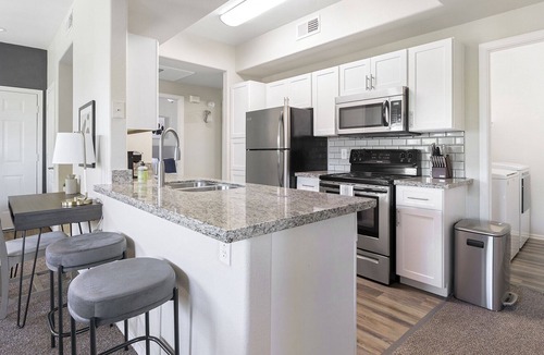 Cortaro Apartment | Modern Apartment in Prime Location (ID1172X105)