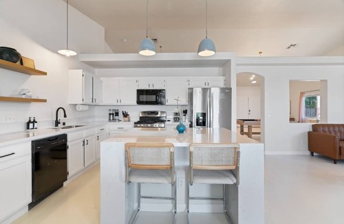 Townsite House | Modern Boho Retreat Strip View, Pool, Games 4br/3b