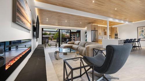 Western Villa House | Modern Home Near Old Town with Pool 4bd & Cornhole
