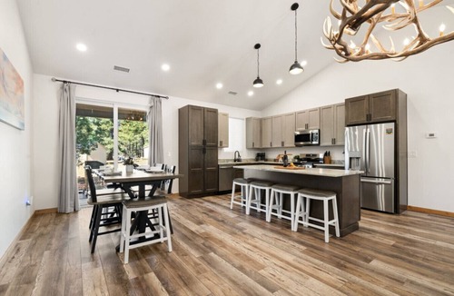 Williams House | Modern Meadow Cabin*A/C*Spacious*