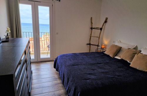 Saint-Florent House | Modern mini villa with seafront terrace next to the beach