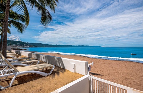 Las Glorias Apartment | Modern oceanfront studio with breathtaking sunsets, heated pools & beach access