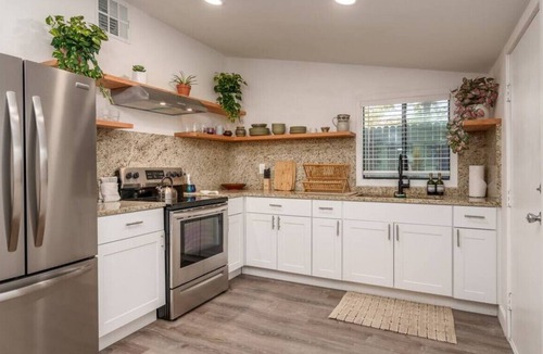 Cottonwood House | Modern Old Town 2BR + Office | Walk to Town & Wine