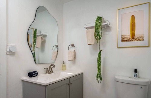 Cottonwood House | Modern Old Town 2BR + Office | Walk to Town & Wine