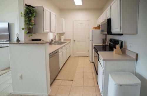 Deer Valley Condo | Modern Phoenix Condo with Shared Pool, Spa & Sauna