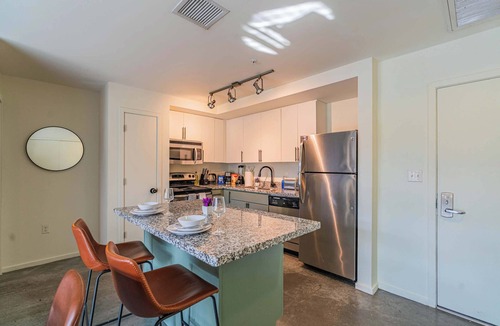 Evans Churchill Apartment | Modern PHX Downtown Apt w/Balcony, Pool, Gym, PKG