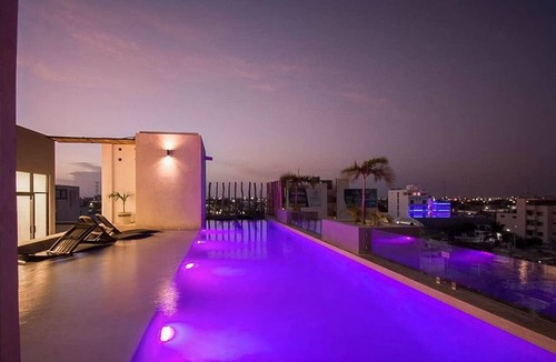 Zazil-ha Apartment | Modern Stay - Rooftop Pool - Walk to Beach & 5th
